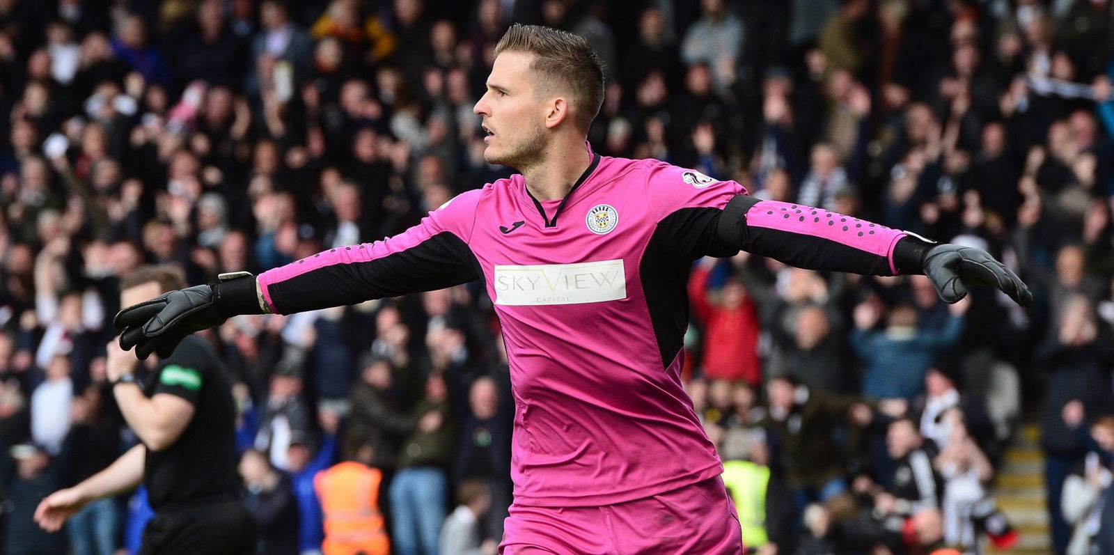 Sunderland want move for St Mirren goalkeeper McLaughlin replacement