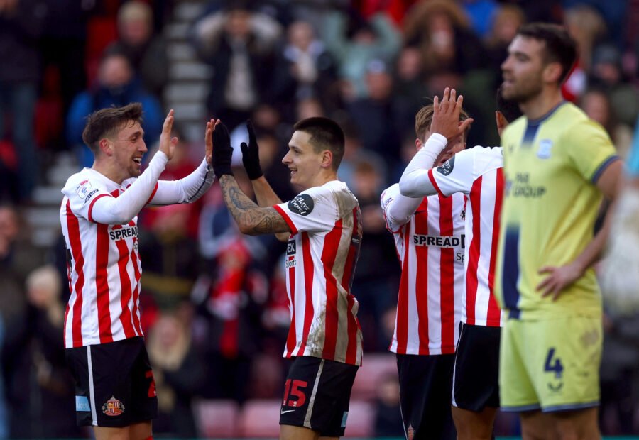 sunderland, Sunderland receive boost in quest for midfield duo to sign new deals