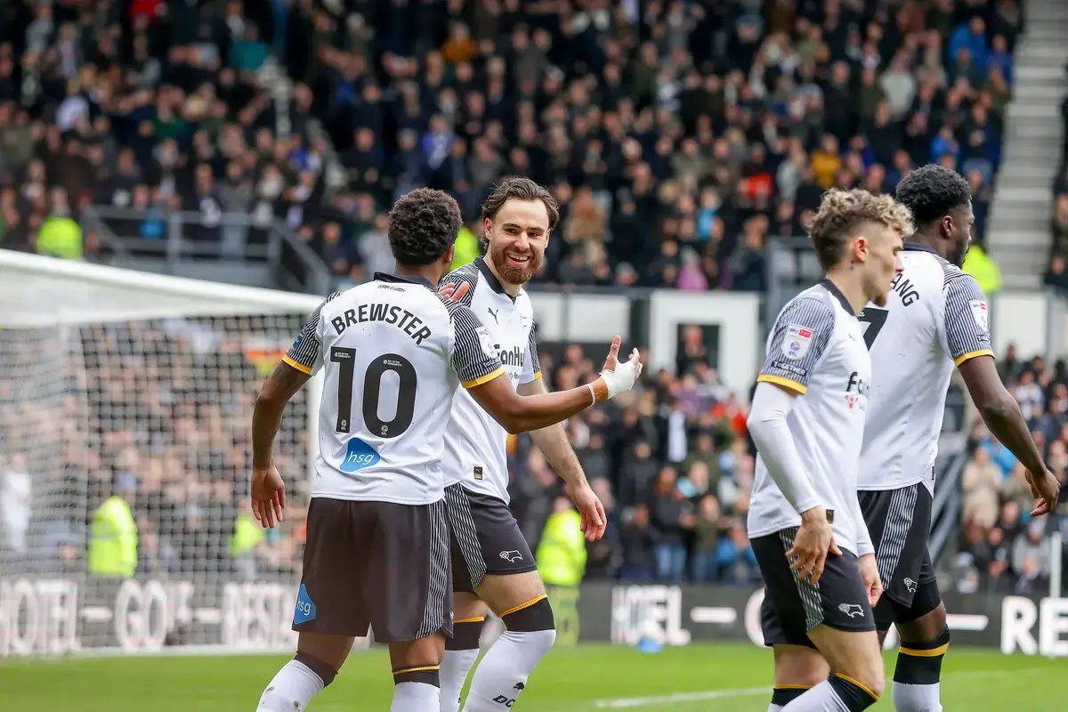 Sheffield United, Derby County accepted in Southampton forward loan bids